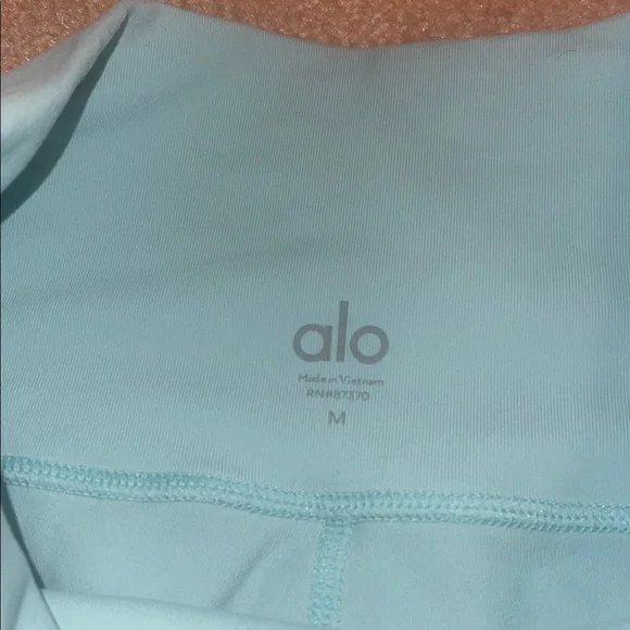 ALO Yoga Sky Blue Leggings in excellent condition - Picture 7 of 15